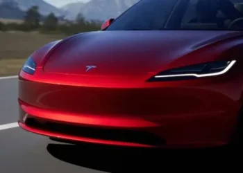 Tesla pod pritiskom: Ukidanje ZEV kredita i pad isporuka
