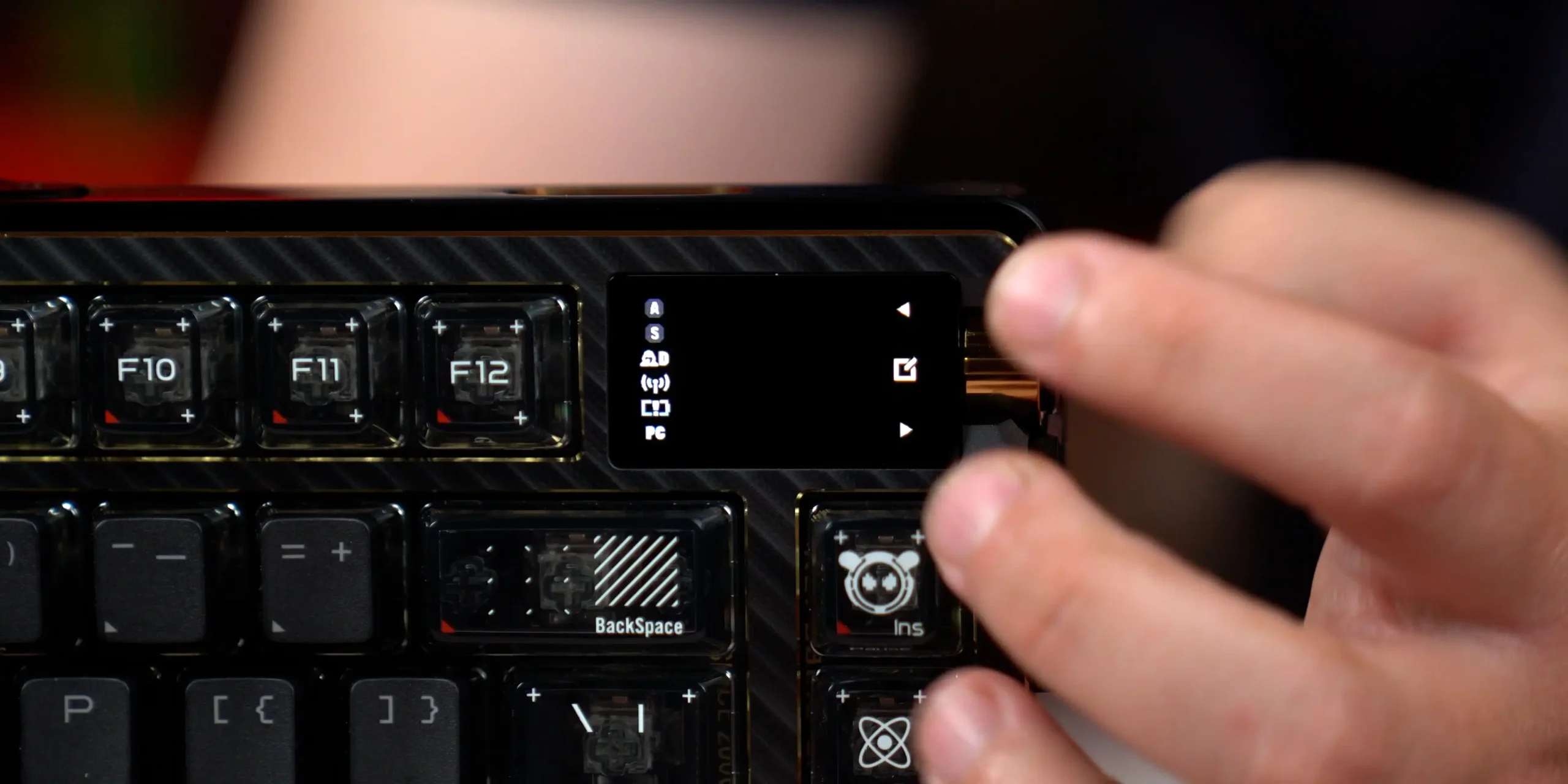 ROG Azoth Extreme Edition 20 OLED displej i točkić za podešavanja