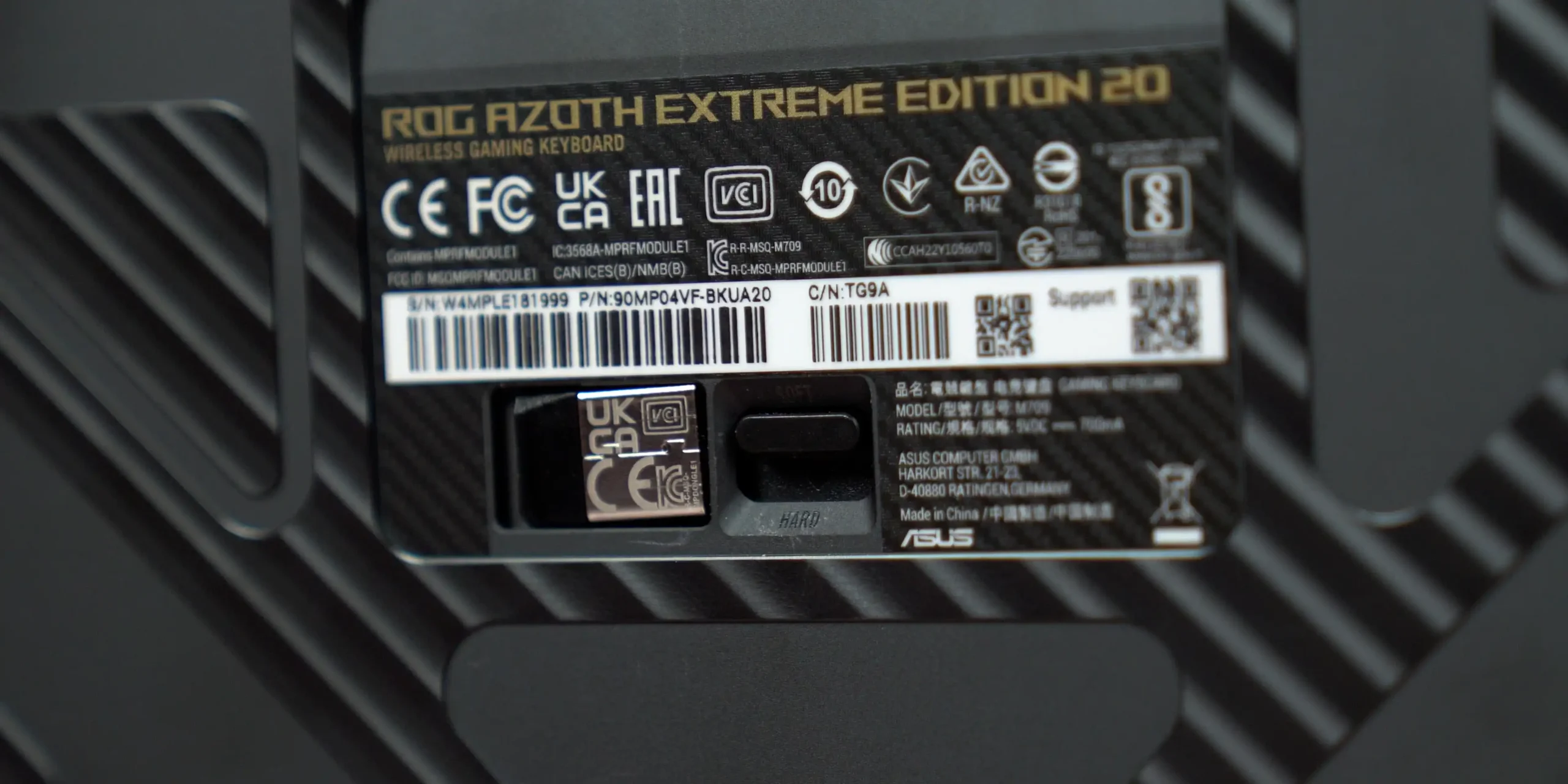 ROG Azoth Extreme Edition 20 zadnja strana sa Hard/Soft prekidačem i magnetnim stopalima