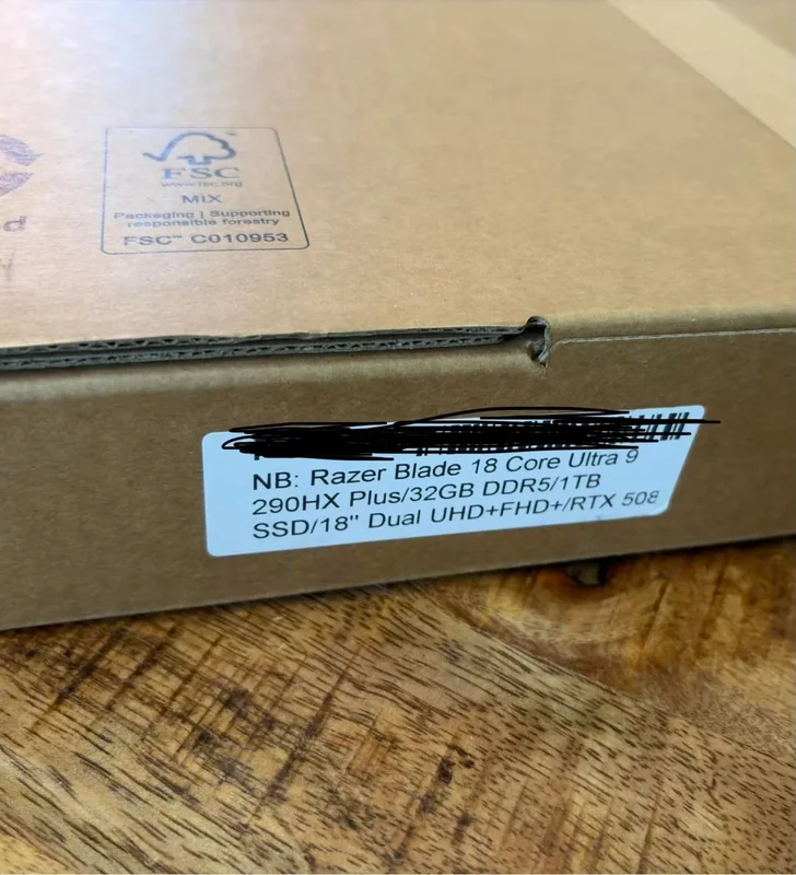 A cardboard box with a label displaying the specifications for a Razer Blade 18 Core Ultra 9 290HX Plus/32GB DDR5/1TB SSD/18 Dual UHD+FHD/RTX 50e.