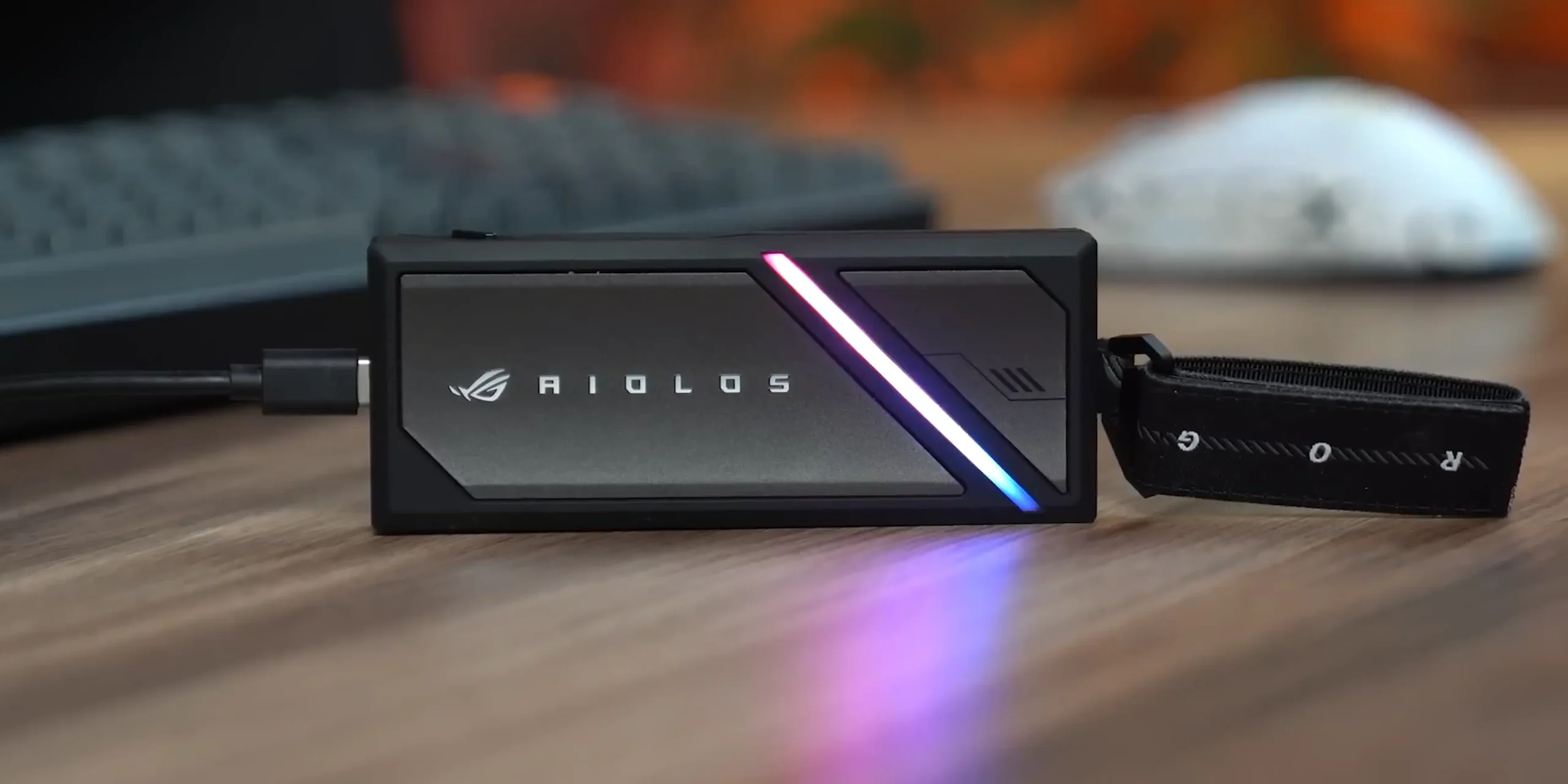 ROG Strix Aiolos — izrada, metalno kućište i kukica