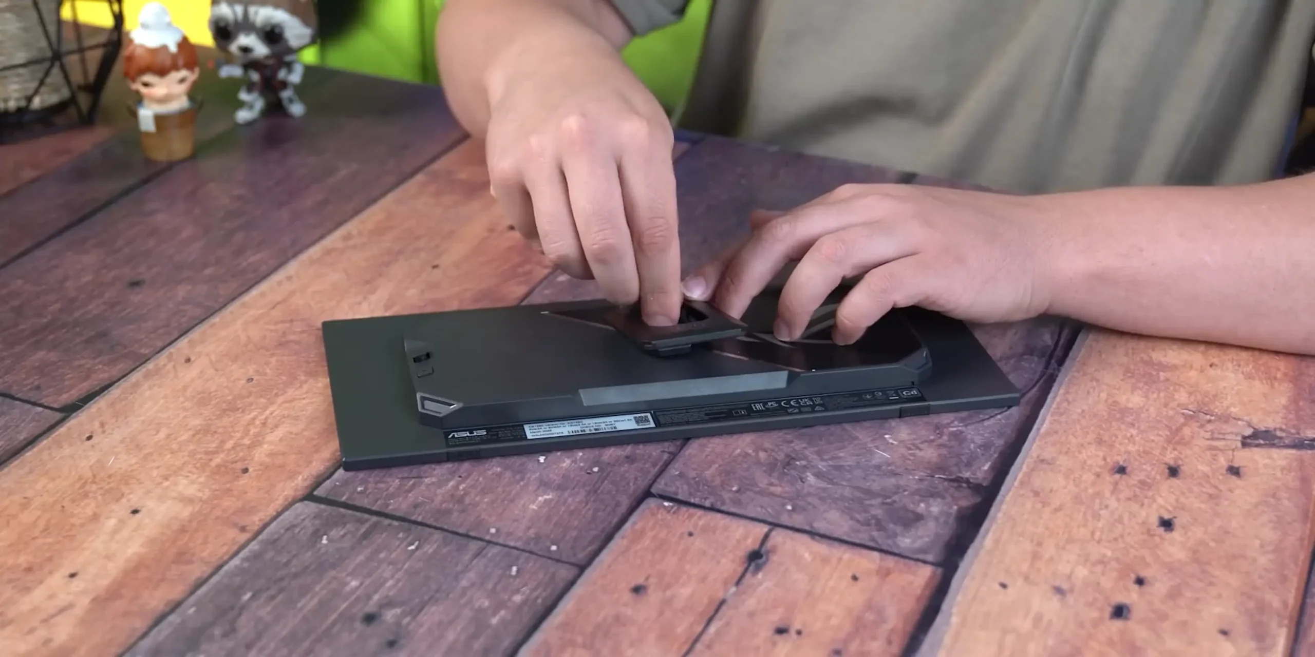 ASUS ROG Strix XG129C dizajn i izrada