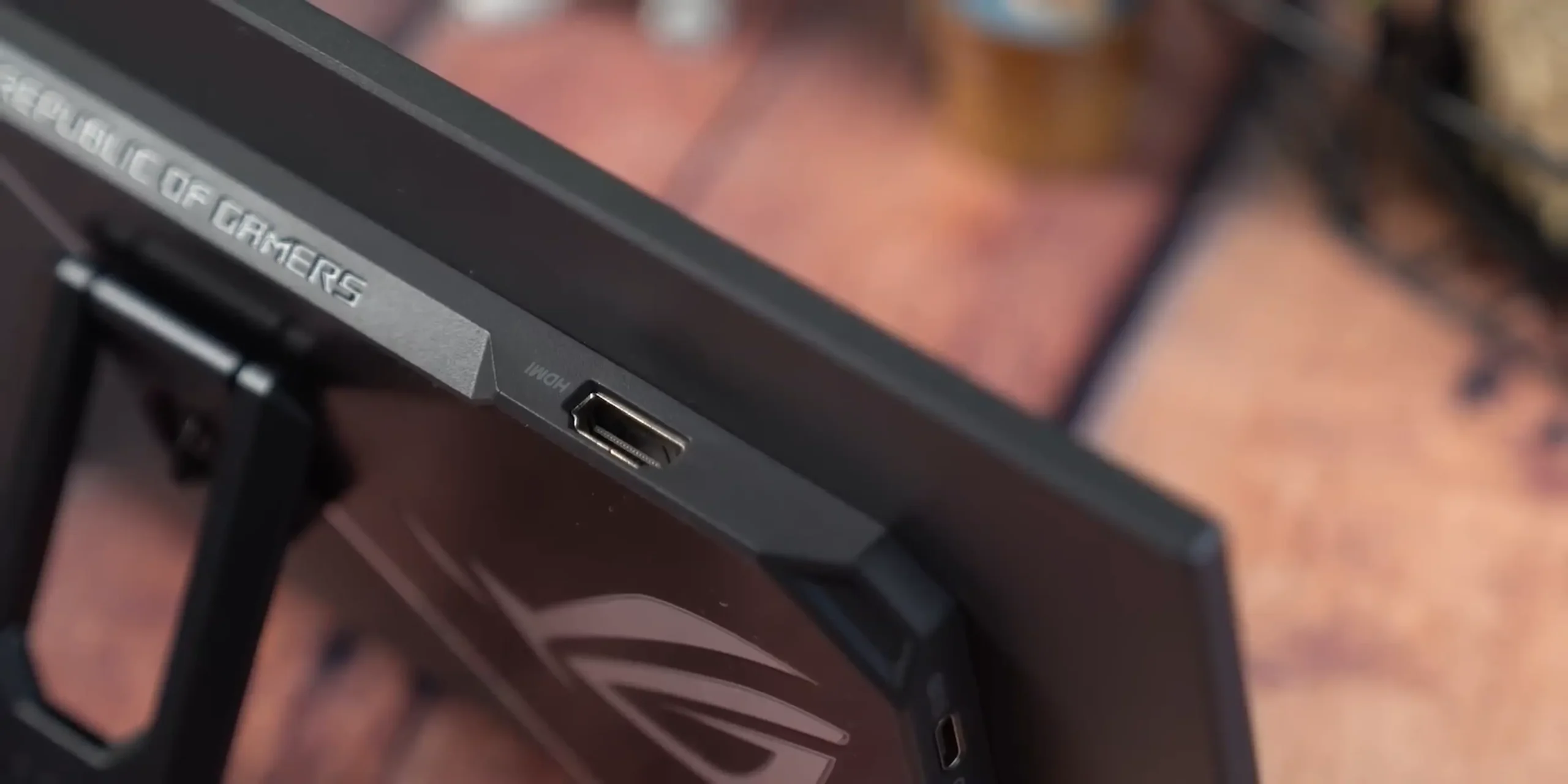ASUS ROG Strix XG129C portovi USB-C i HDMI
