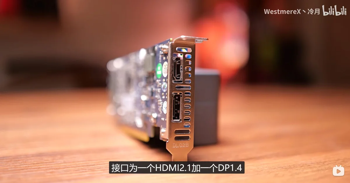 A close-up of a graphics card with visible ports labeled as HDMI 2.1 and DP 1.4, with text in Chinese on screen.