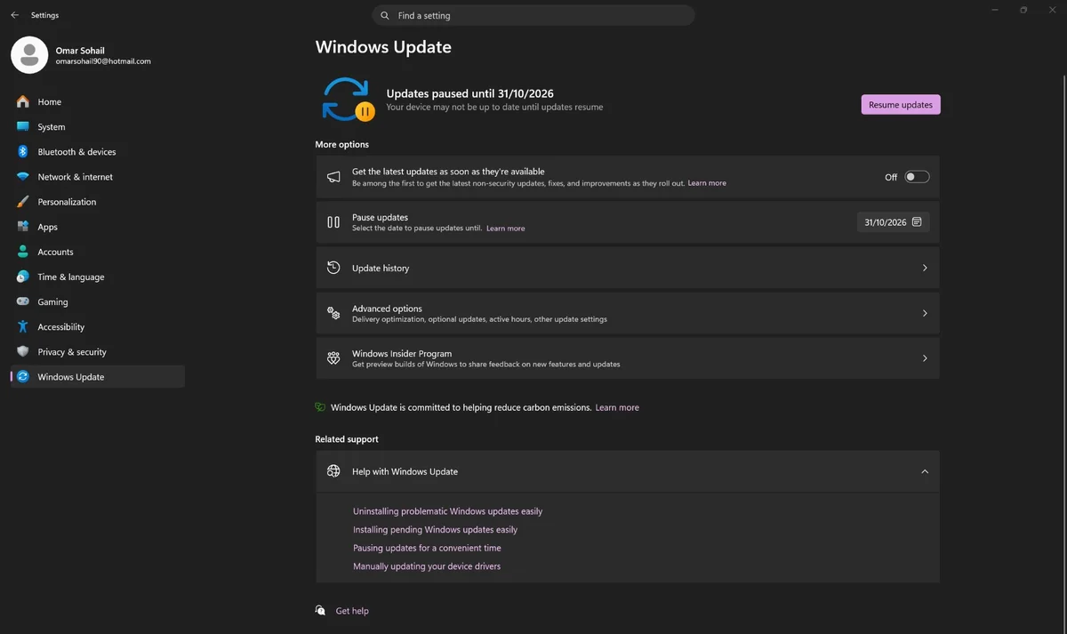 A Windows Update settings screen shows 'Updates paused until 31/10/2026' and the option to 'Resume updates.'