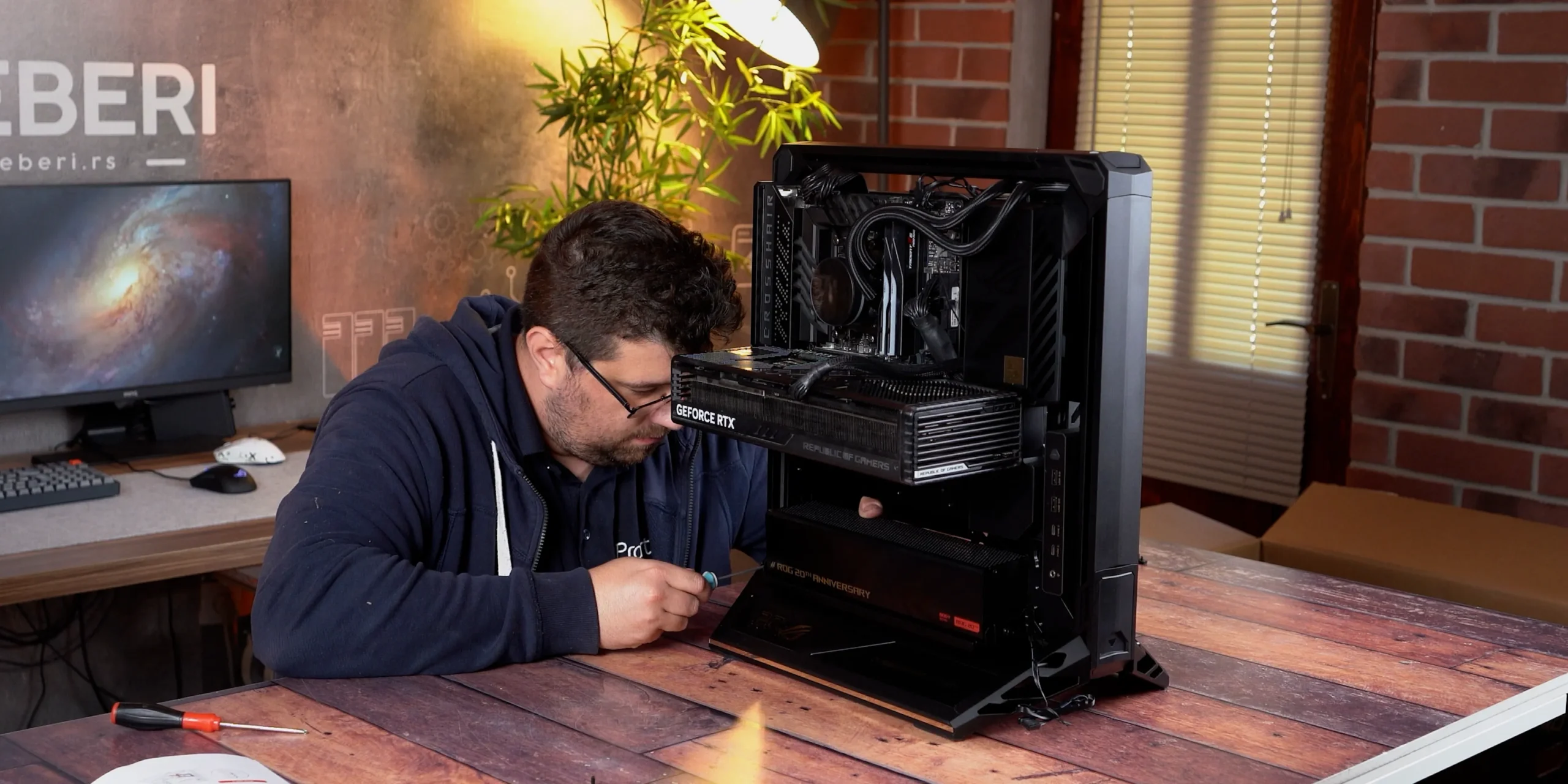 ASUS ROG GR20 Edition 20 kućište — sklapanje, obeležene kesice sa šrafovima