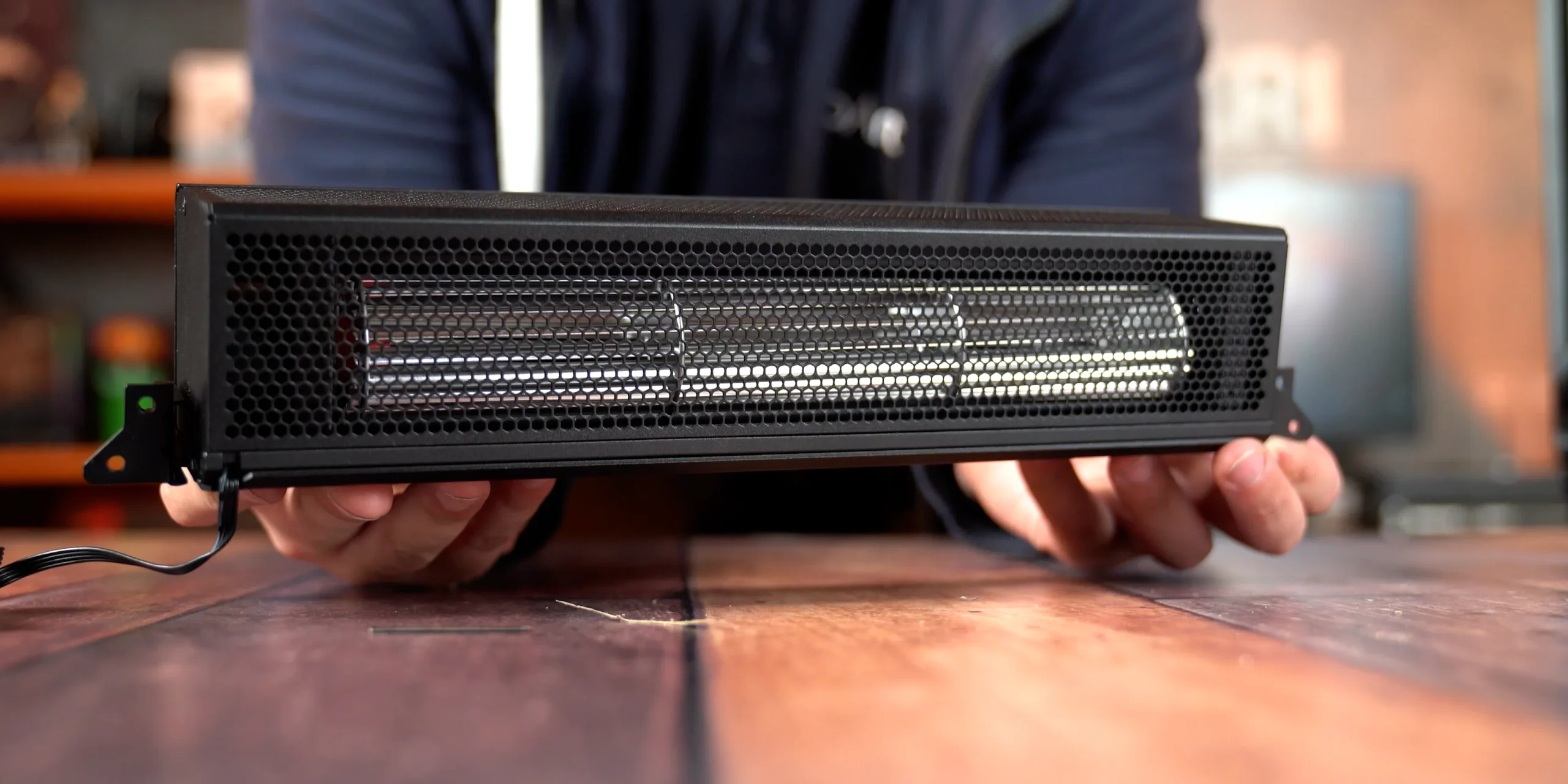 ASUS ROG GR20 Edition 20 kućište — crossflow ventilator za vertikalnu grafičku